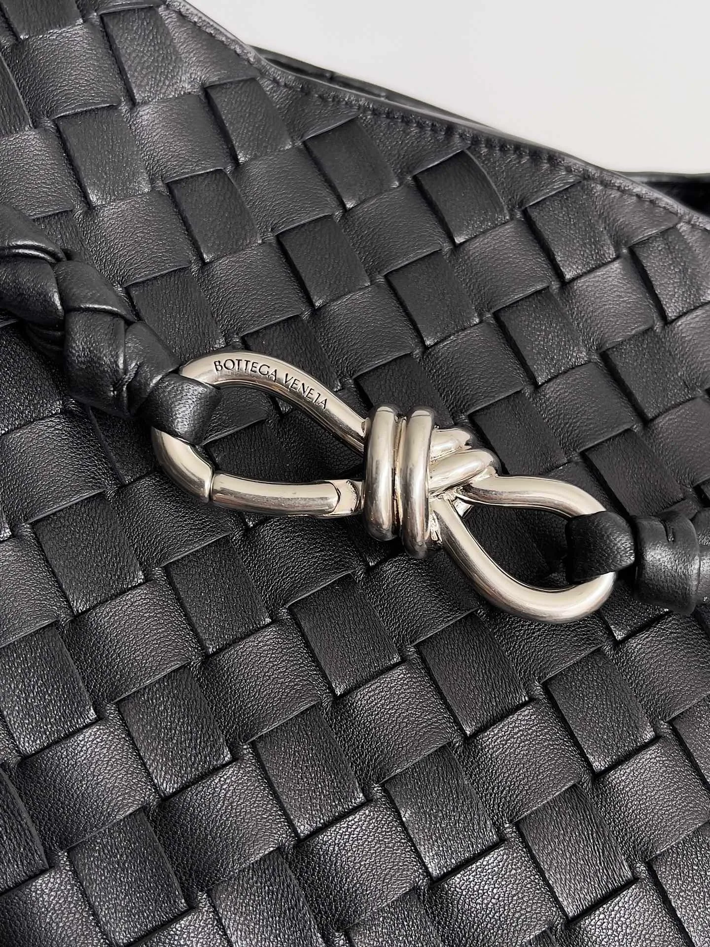 Batch 3760 Recently, the same style of bag that celebrities love is both high-end and practical. Michelle Yeoh, Kim Namjoon, Jing Boran, Tong Liya, Sun Qian, Wu Qianyu, Du Juan, Ma Yili and Bai Baihe are all carrying Bottega Veneta summer series Andiamo handbags. Andiamo has a simple structure and rounded lines. The whole piece is made of Nappa leather. It is comfortable, soft and dynamic. It adds interest to daily life and can be easily matched with various styles. Andiamo handbags are available in three sizes: small, medium and large. There are many colors to choose from, which can meet different needs. You can really carry it whether it is daily or attending events. Style number: 743575 Size: 45*22*34cm